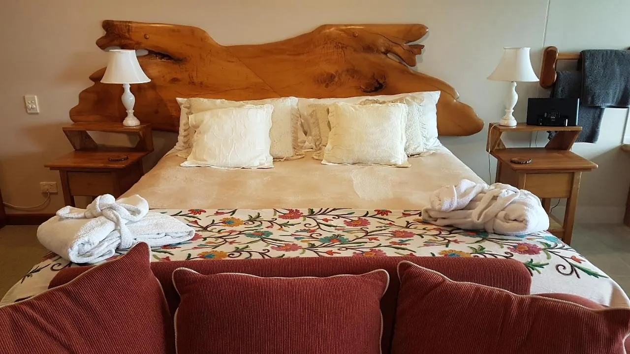 Artisan Spa Views 5 Bedrooms 4 Bathrooms Maleny Holiday home
